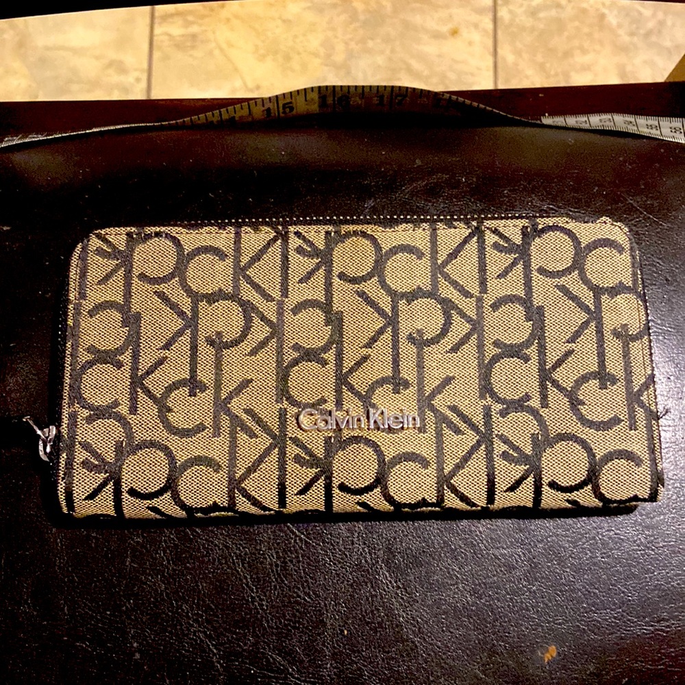 Calvin Klein zippered wallet like new